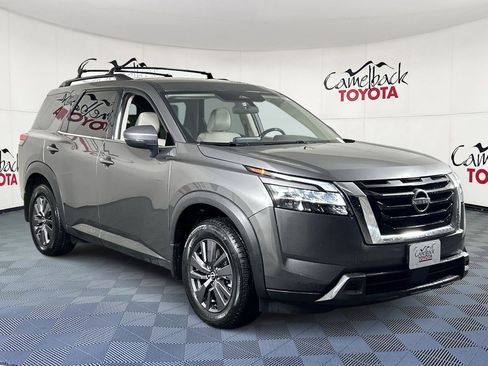 Used 2022 Nissan Pathfinder SV image 3