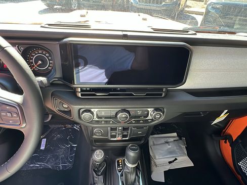 New 2025 Jeep Gladiator Sport image 25