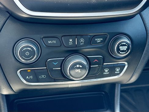 Used 2019 Jeep Cherokee Latitude Plus FWD image 32