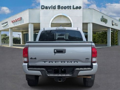 Used 2019 Toyota Tacoma SR5 AWD/4WD image 8
