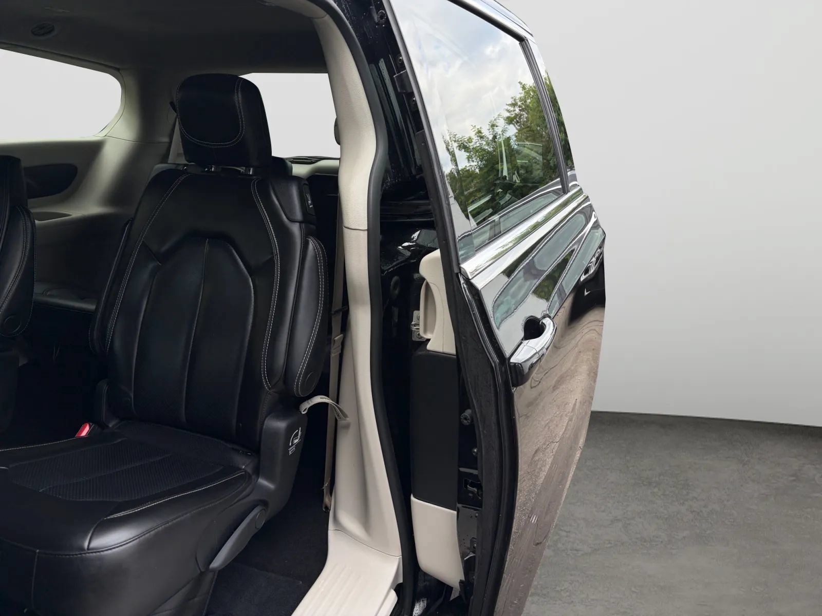 Used 2023 Chrysler Pacifica Touring-L FWD image 14