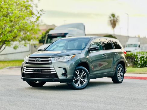 Used 2018 Toyota Highlander LE w/ Carpet Mat Package (TMS) FWD image 1