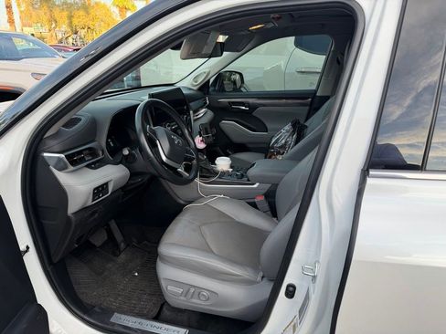 Used 2024 Toyota Highlander Limited AWD/4WD image 5