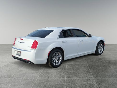 Used 2016 Chrysler 300 C image 5