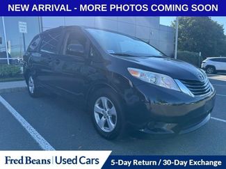 Used 2015 Toyota Sienna LE FWD video 1