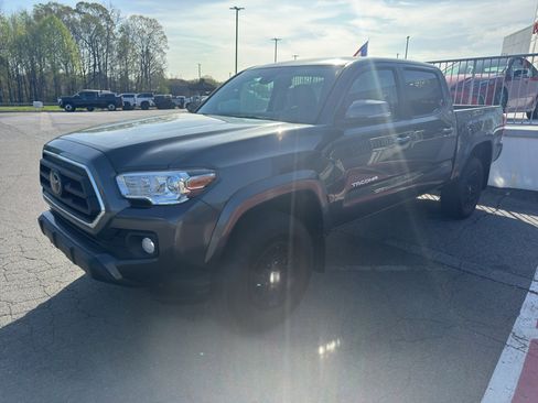 Used 2022 Toyota Tacoma SR5 w/ Technology Package image 10