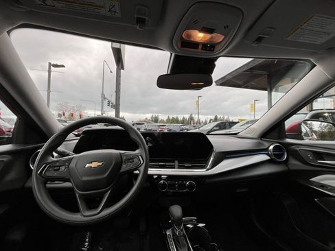 Used 2025 Chevrolet Trax LT image 33