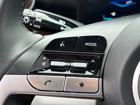 Used 2025 Hyundai Elantra Limited FWD image 21