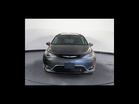 Used 2018 Chrysler Pacifica Limited w/ Tire & Wheel Group FWD image 9