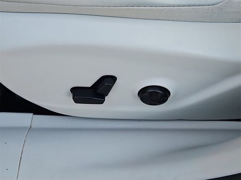 Used 2019 Jeep Cherokee Limited image 23