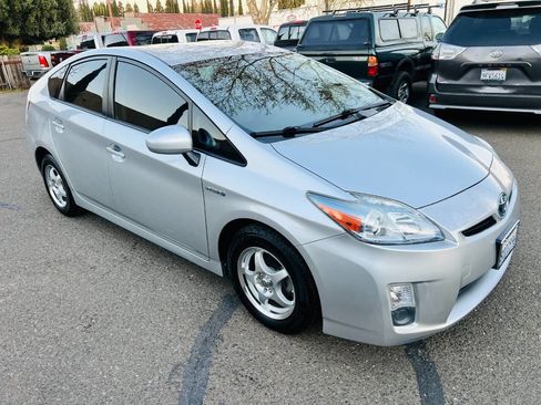 Used 2010 Toyota Prius Five image 2