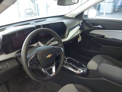 Used 2025 Chevrolet Trax LT w/ Driver Confidence Package FWD image 2