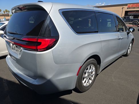 Used 2023 Chrysler Pacifica Touring-L FWD image 2