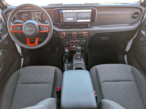 Used 2025 Jeep Gladiator Mojave AWD/4WD image 13