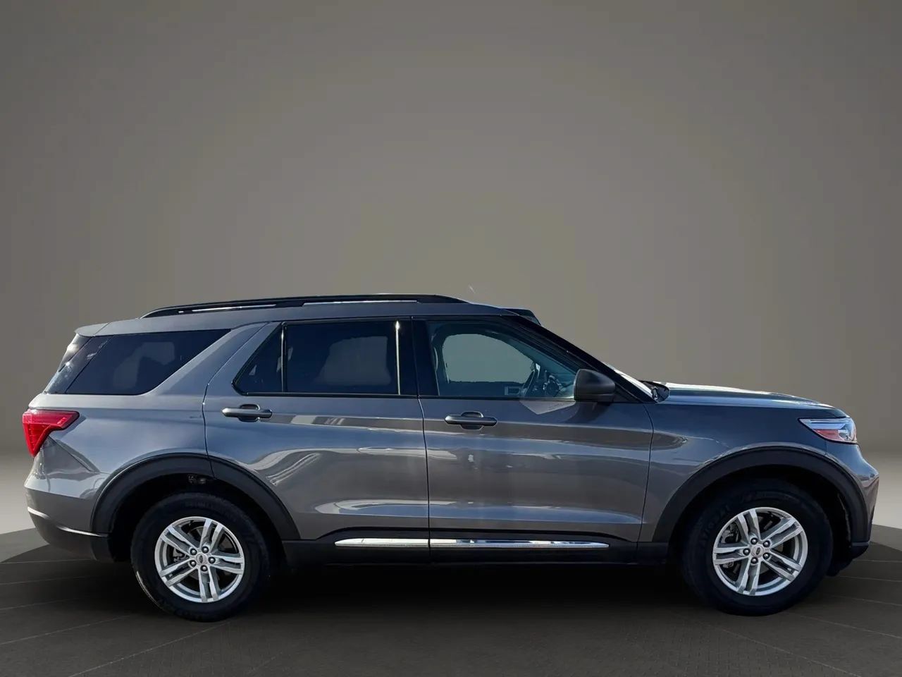 Used 2021 Ford Explorer XLT w/ Equipment Group 202A AWD/4WD image 7