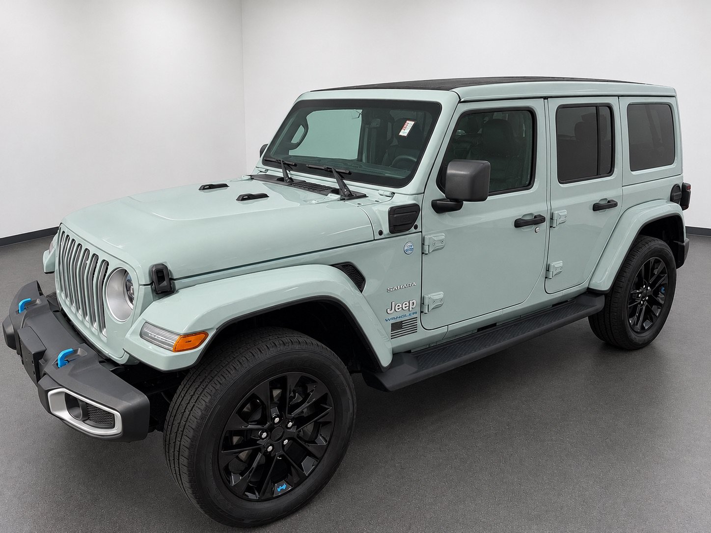 Used 2023 Jeep Wrangler Unlimited Sahara w/ Cold Weather Group AWD/4WD image 2