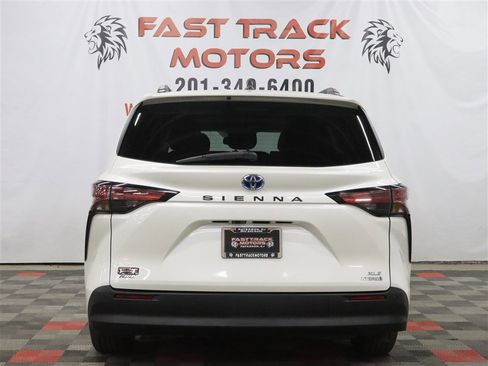 Used 2021 Toyota Sienna XLE w/ XLE Plus Package AWD/4WD image 5