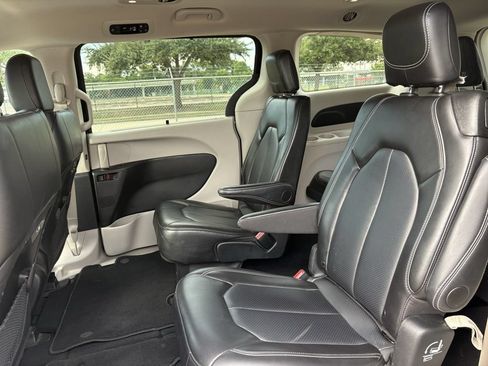 Used 2024 Chrysler Pacifica Touring-L FWD image 22