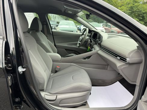 Certified 2024 Hyundai Elantra SE FWD image 18