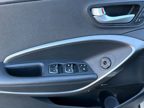 Used 2017 Hyundai Santa Fe SE image 11