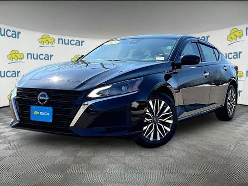 Used 2023 Nissan Altima 2.5 SV w/ SV Premium Package image 3