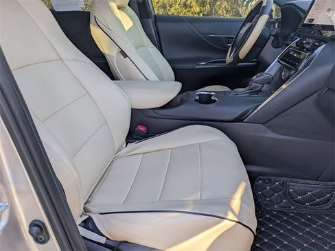 Used 2024 Toyota Venza XLE image 29