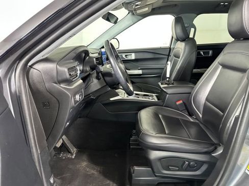 Used 2022 Ford Explorer XLT w/ Equipment Group 202A image 11
