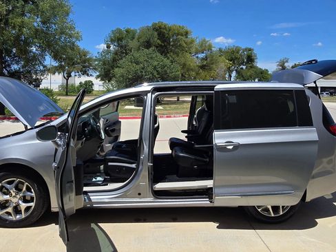 Used 2018 Chrysler Pacifica Limited FWD image 17