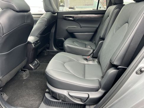 New 2026 Toyota Highlander Platinum image 19