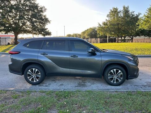 Used 2023 Toyota Highlander XLE image 6