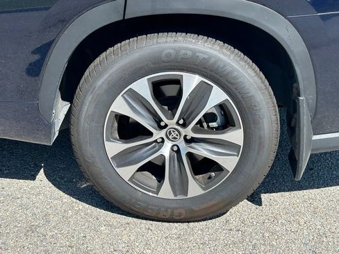 Used 2024 Toyota Highlander XLE FWD image 10