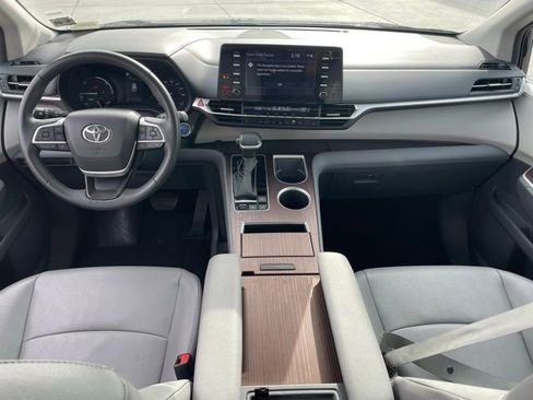 Used 2024 Toyota Sienna XLE image 16