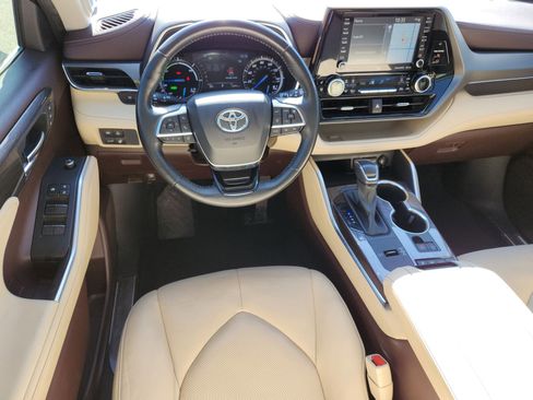 Used 2021 Toyota Highlander Limited image 14