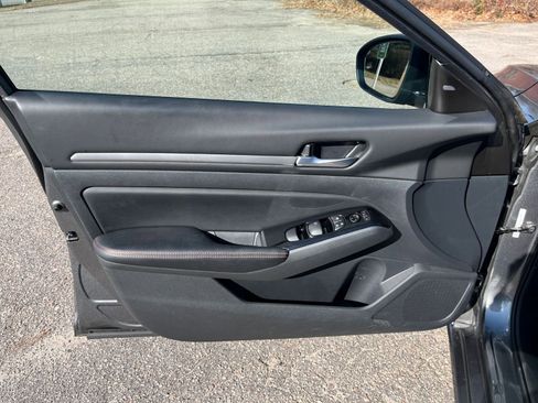 Used 2025 Nissan Altima 2.5 SR image 18