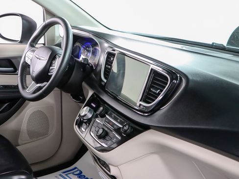 Used 2023 Chrysler Pacifica Touring-L FWD image 26