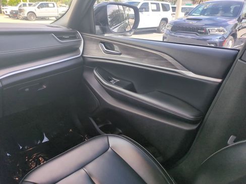 Used 2024 Jeep Grand Cherokee Limited image 19