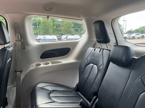 Used 2023 Chrysler Pacifica Touring-L FWD image 26