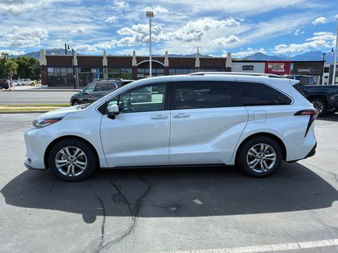 Used 2023 Toyota Sienna Platinum AWD/4WD image 9