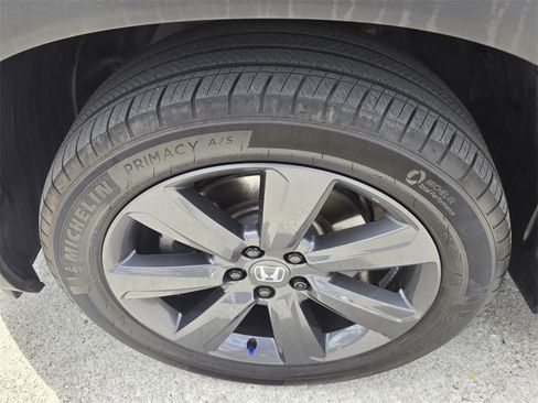 Certified 2025 Honda Pilot Sport image 10