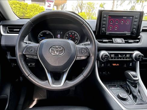 Used 2021 Toyota RAV4 XLE Premium image 5