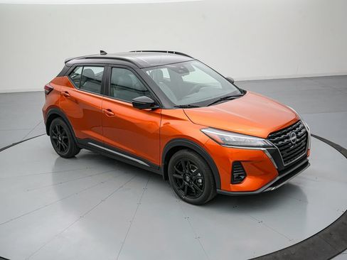 Used 2023 Nissan Kicks SR w/ SR Premium Package FWD image 2