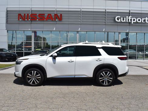 Used 2025 Nissan Pathfinder Platinum w/ Cargo Package FWD image 3