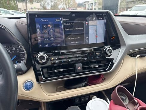 Used 2021 Toyota Highlander Platinum image 10