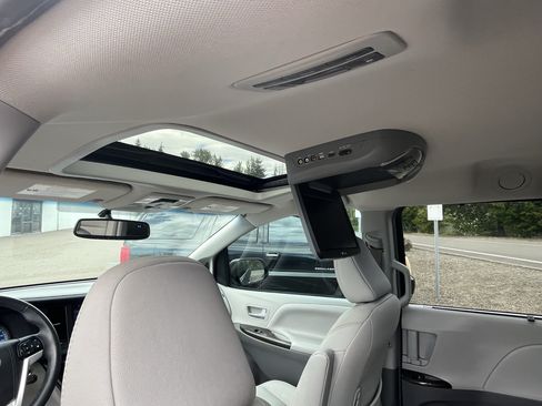 Used 2017 Toyota Sienna XLE w/ XLE Navigation Package AWD/4WD image 15