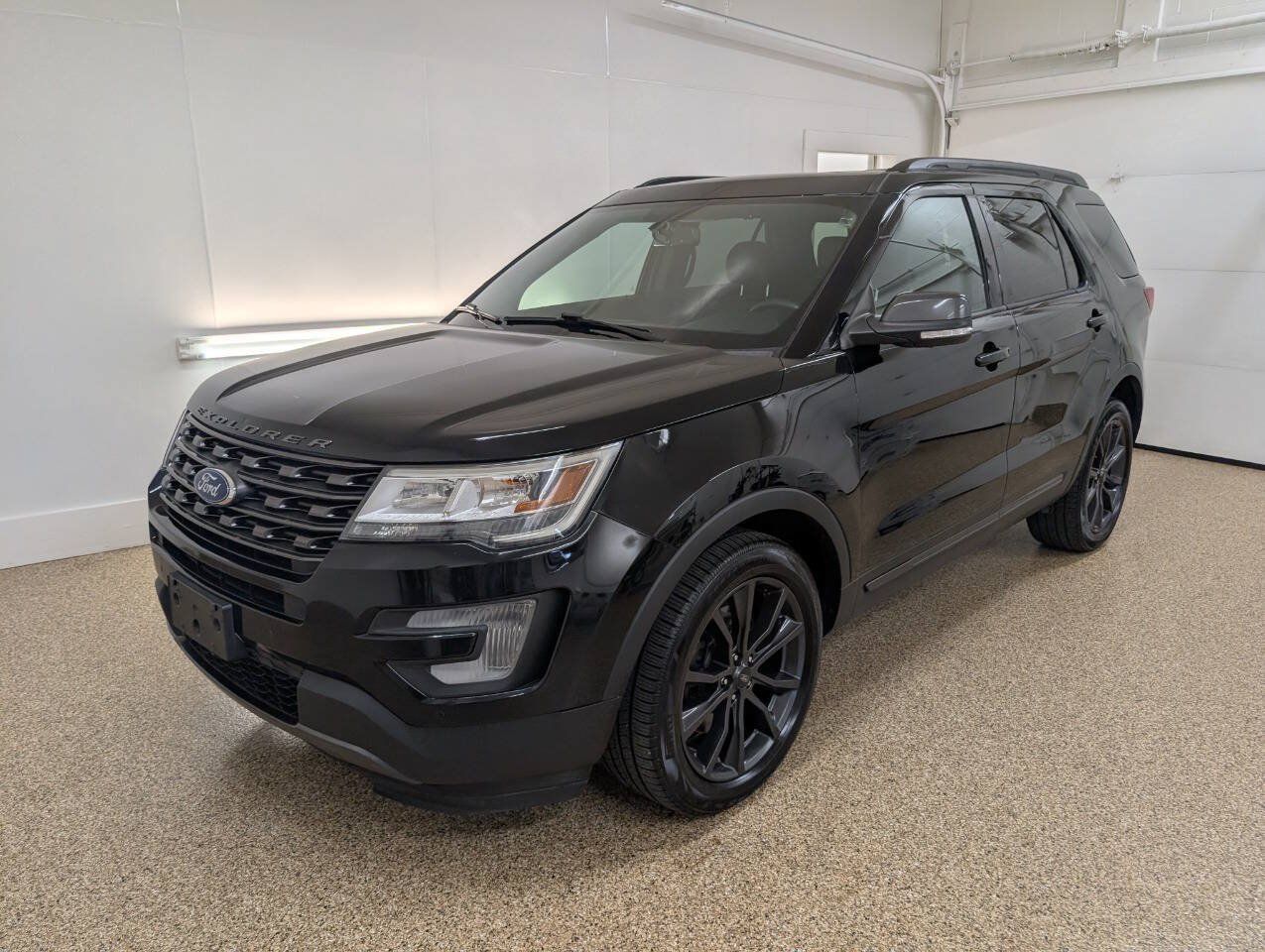 Used 2017 Ford Explorer XLT w/ XLT Technology Feature Bundle AWD/4WD image 2
