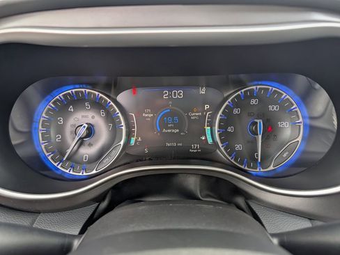Used 2023 Chrysler Pacifica Touring-L FWD image 22