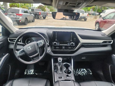 Used 2022 Toyota Highlander XLE FWD image 18