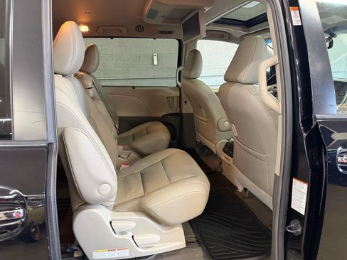 Used 2015 Toyota Sienna XLE Premium FWD image 25
