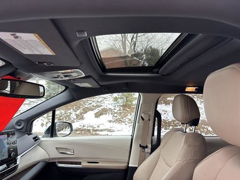 Used 2022 Toyota Sienna XLE image 14