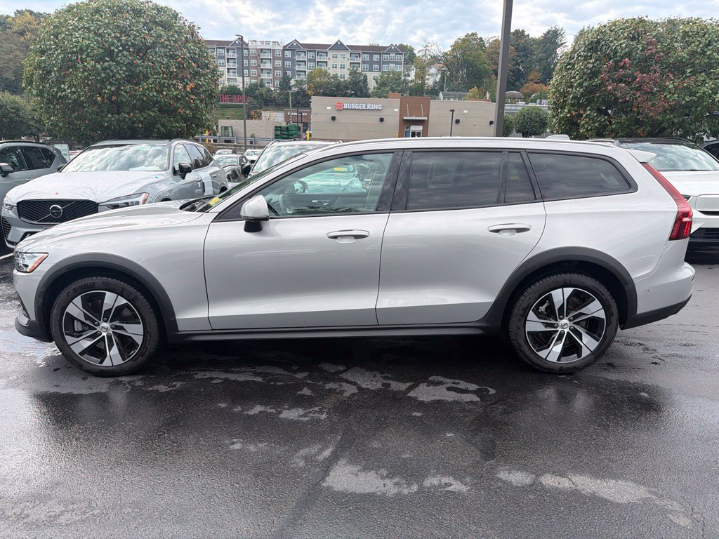 Certified 2025 Volvo V60 B5 Cross Country Plus AWD/4WD image 3